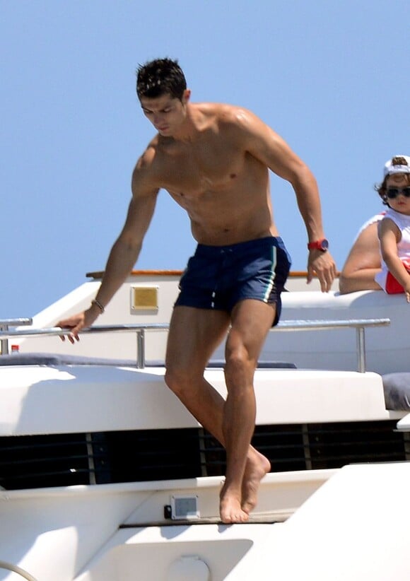 Cristiano Ronaldo en short de bain, expose son corps d'Apollon sur un yacht. Saint-Tropez, le 3 juillet 2012.