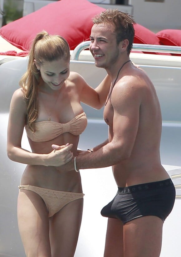 Exclusif - Le jeune prodige du foot allemand Mario Götze paraît légèrement excité durant ses vacances à Ibiza avec sa petite amie. Le 8 juillet 2012.