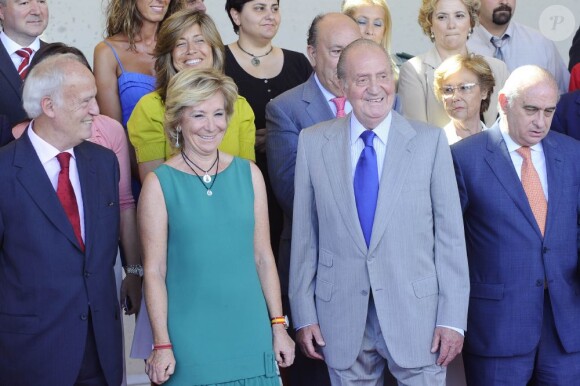 Le roi Juan Carlos Ier d'Espagne en visite au centre des appels d'urgence à Madrid, le 23 août 2012