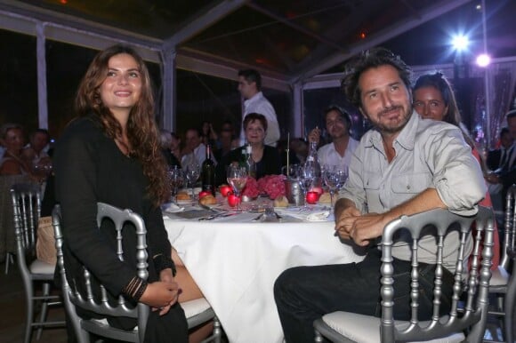 Edouard Baer et sa compagne à l'occasion d'une soirée caritative pour l'association Les Puits du Désert, au domaine de Bertaud-Belieu, au coeur de presqu'île de Saint-Tropez, le 30 août 2012.