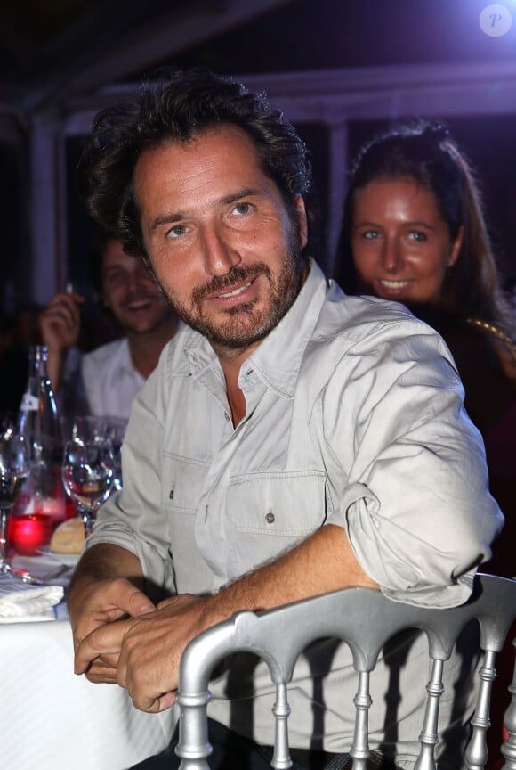 Edouard Baer à l'occasion d'une soirée caritative pour l'association Les Puits du Désert, au domaine de Bertaud-Belieu, au coeur de presqu'île de Saint-Tropez, le 30 août 2012.