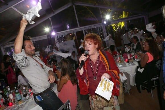 Edouard Baer fait tourner sa serviette près de Régine à l'occasion d'une soirée caritative pour l'association Les Puits du Désert, au domaine de Bertaud-Belieu, au coeur de presqu'île de Saint-Tropez, le 30 août 2012.