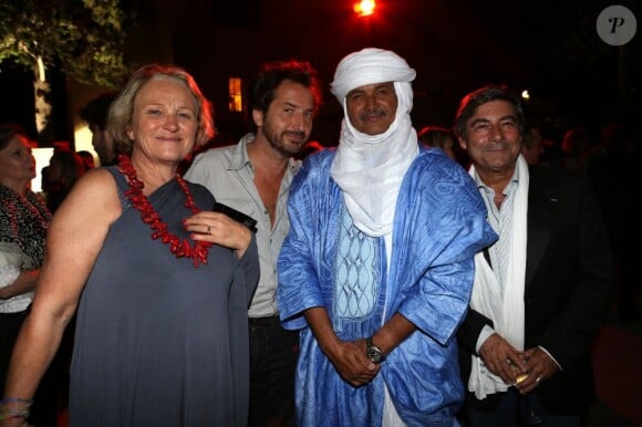 Edouard Baer et le guide Mohamed à l'occasion d'une soirée caritative pour l'association Les Puits du Désert, au domaine de Bertaud-Belieu, au coeur de presqu'île de Saint-Tropez, le 30 août 2012.
