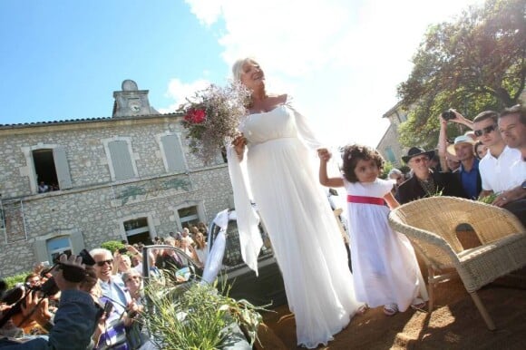 Charlotte de Turckheim ravissante lors de son mariage avec Zaman Hachemi à la mairie d'Eygalières en Provence le 31 août 2012