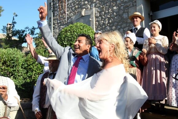 Charlotte de Turckheim et Zaman Hachemi prennent la pose lors de leur mariage à la mairie d'Eygalières en Provence le 31 août 2012