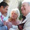 Le père de Charlotte de Turckheim et Zaman Hachemi, son mari, lors de leur mariagé à la mairie d'Eygalières en Provence le 31 août 2012