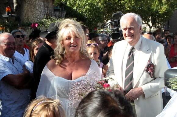Charlotte de Turckheim et son père lors de son mariage avec Zaman Hachemi à la mairie d'Eygalières en Provence le 31 août 2012
