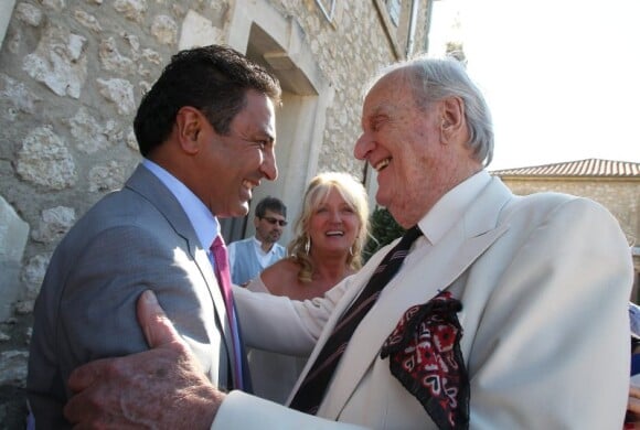 Le père de Charlotte de Turckheim et Zaman Hachemi, son mari, lors de leur mariagé à la mairie d'Eygalières en Provence le 31 août 2012