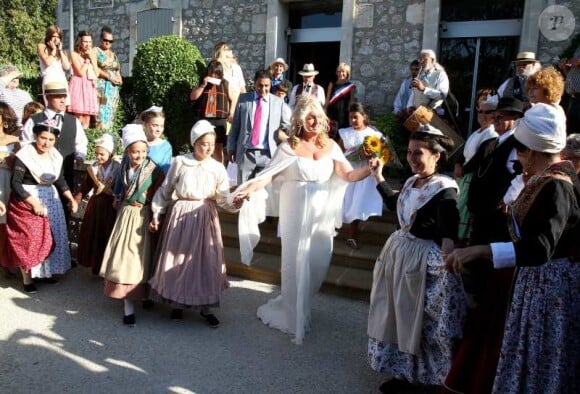 Mariage folklorique pour Charlotte de Turckheim et Zaman Hachemi à la mairie d'Eygalières en Provence le 31 août 2012