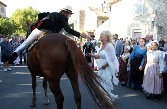 Mariage folklorique pour Charlotte de Turckheim et Zaman Hachemi à la mairie d'Eygalières en Provence le 31 août 2012