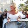 Charlotte de Turckheim et son mari Zaman Hachemi repartent en Fiat 500 Mariage après leur mariage à la mairie d'Eygalières en Provence le 31 août 2012