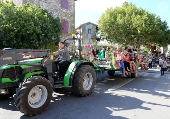 Les invités arrivent sur un tracteur lors du mariage de Charlotte de Turckheim et Zaman Hachemi à la mairie d'Eygalières en Provence le 31 août 2012