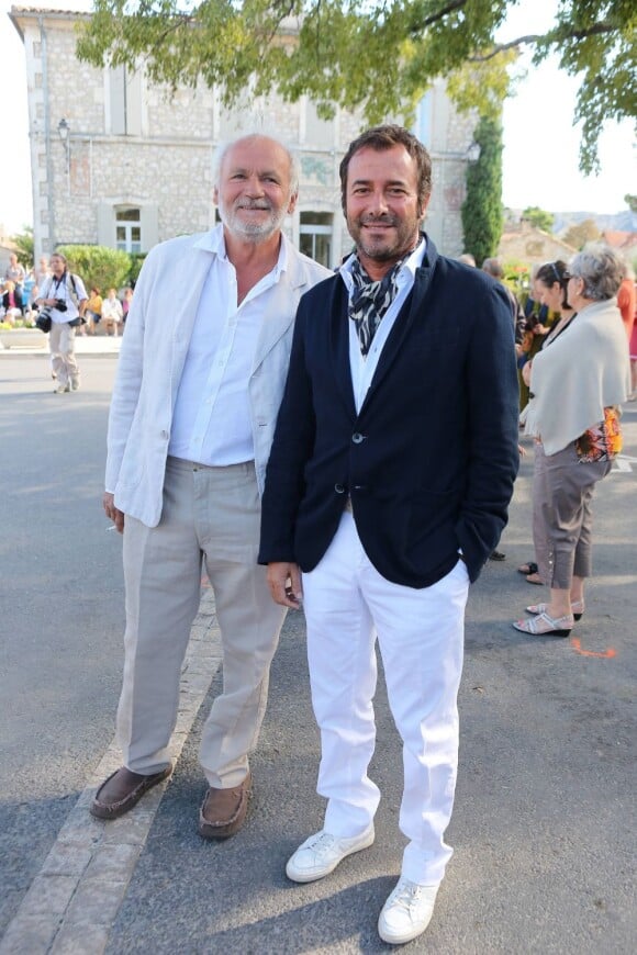 Jérôme Bonaldi et Bernard Montiel lors du mariage de Charlotte de Turckheim et Zaman Hachemi à la mairie d'Eygalières en Provence le 31 août 2012