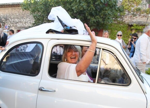 Charlotte de Turckheim et son mari Zaman Hachemi repartent en Fiat 500 Mariage après leur mariage à la mairie d'Eygalières en Provence le 31 août 2012