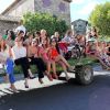 Les invités arrivent sur un tracteur lors du mariage de Charlotte de Turckheim et Zaman Hachemi à la mairie d'Eygalières en Provence le 31 août 2012