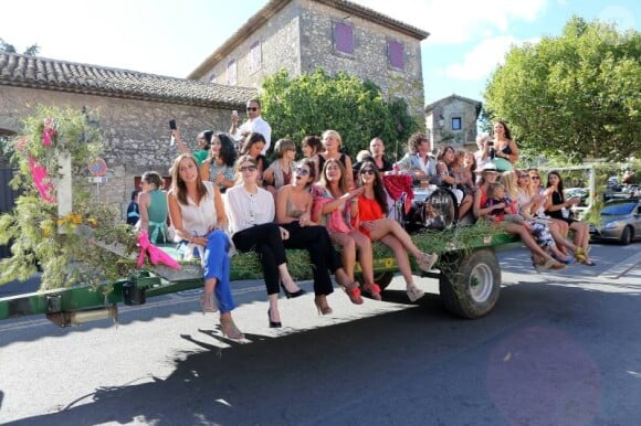 Les invités arrivent sur un tracteur lors du mariage de Charlotte de Turckheim et Zaman Hachemi à la mairie d'Eygalières en Provence le 31 août 2012