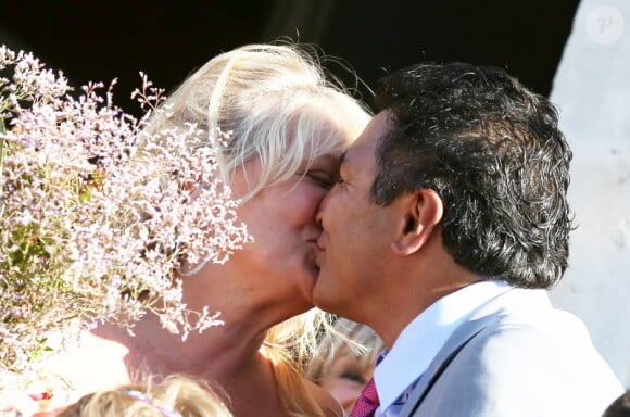 Charlotte de Turckheim et Zaman Hachemi s'embrassent à la mairie d'Eygalières en Provence le jour de leur mariage le 31 août 2012