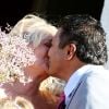 Charlotte de Turckheim et Zaman Hachemi s'embrassent à la mairie d'Eygalières en Provence le jour de leur mariage le 31 août 2012