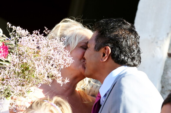 Charlotte de Turckheim et Zaman Hachemi s'embrassent à la mairie d'Eygalières en Provence le jour de leur mariage le 31 août 2012
