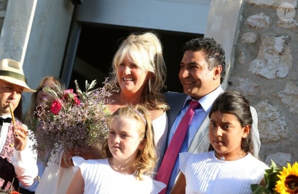 Charlotte de Turckheim et Zaman Hachemi prennent la pose lors de leur mariage à la mairie d'Eygalières en Provence le 31 août 2012