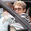 Exclu - Betty Palmer, mère de Johnny Depp, se fait aider pour atteindre le restaurant Ago à West Hollywood. Le 30 août 2012.