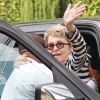 Exclu - Betty Palmer, mère de Johnny Depp, se fait aider pour atteindre le restaurant Ago à West Hollywood. Elle va mieux.Le 30 août 2012.