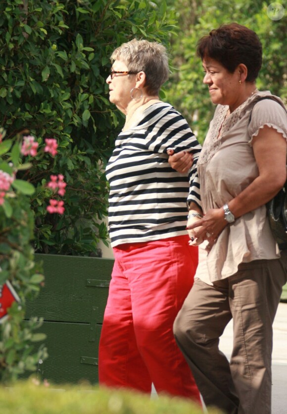 Exclu - Betty Palmer, mère de Johnny Depp, se fait aider pour marcher et rejoindre le restaurant Ago à West Hollywood. Le 30 août 2012.