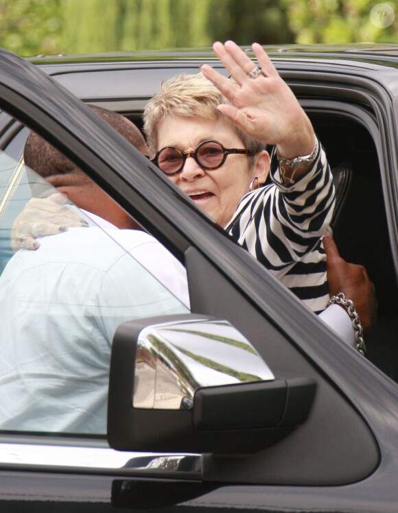 Exclu - Betty Palmer, mère de Johnny Depp, se fait aider pour atteindre le restaurant Ago à West Hollywood. Le 30 août 2012.