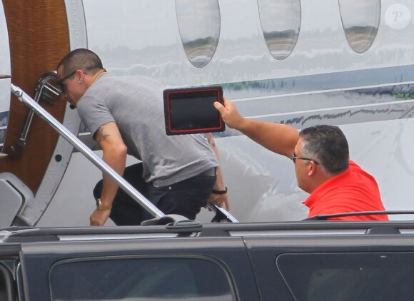 Casper Smart rejoint sa chérie Jennifer Lopez dans le jet privé qui les attend à l'aéroport de Miami. Le 2 septembre 2012.