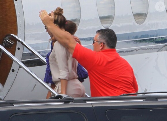 Jennifer Lopez et sa fille Emme embarquent dans un jet privé à l'aéroport de Miami. Le 2 septembre 2012.