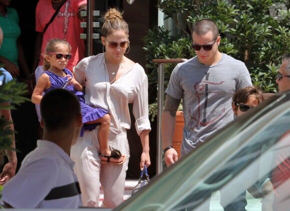 Jennifer Lopez, accompagnée de Casper Smart, porte sa fille Emme et quitte le Ritz-Carlton pour rejoindre l'aéroport de Miami où l'attend un jet privé. Le 2 septembre 2012.