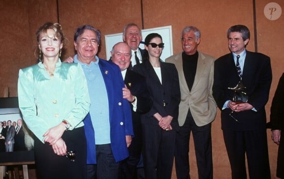 Claude Lelouch, recevant le prix Etienne Jules Marey pour Les Misérables en 1995, entouré de Jean-Paul Belmondo, Alessandra Martines, Michel Galabru et Christian Marin