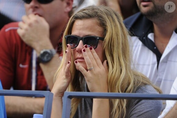 Brooklyn Decker n'a pu retenir ses larmes après la défaite de son mari Andy Roddick en huitièmes de finale de l'US Open, défaite qui le pousse vers la retraite, le 5 septembre 2012 à New York