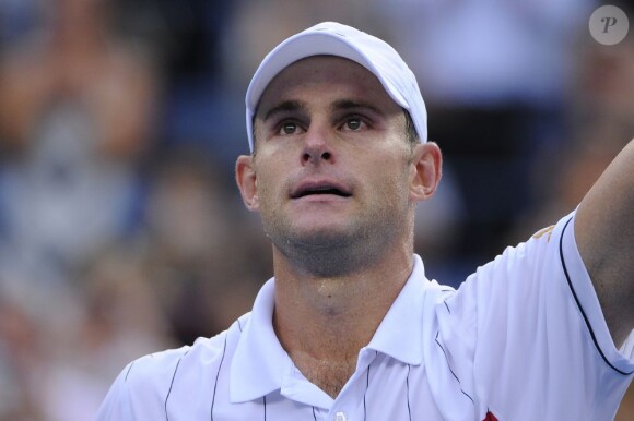 Andy Roddick a remercié le public new-yorkais après sa défaite en huitièmes de finale de l'US Open sur le court Arthur Ashe le 5 septembre 2012 sous les yeux de sa compagne Brooklyn Decker à New York