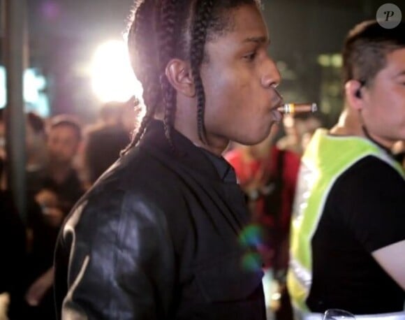 A$AP Rocky, ici un cigare à la bouche, était à Beijing pour soutenir son ami créateur Alexander Wang lors de l'inauguration de sa boutique.