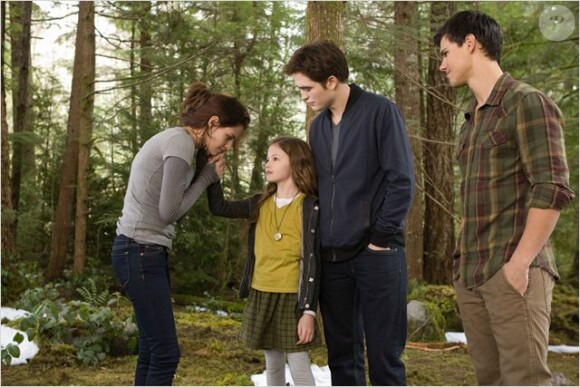 Kristen Stewart, Robert Pattinson, Mackenzie Foy et Taylor Lautner dans Twilight - Chapitre 5 : Révélation 2e partie, en salles le 14 novembre.