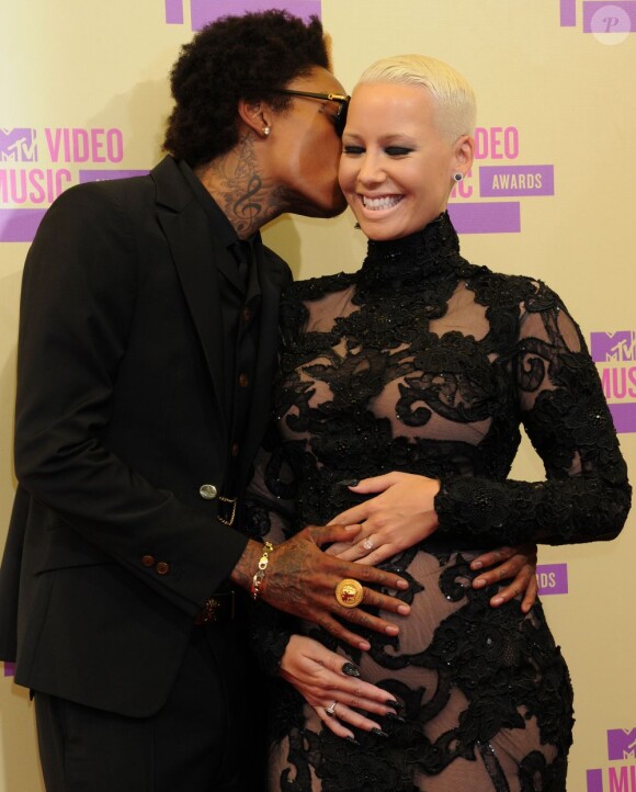 Très amoureux, Amber Rose enceinte et son chéri Wiz Khalifa aux MTV Video Music Awards 2012 à Los Angeles le 6 septembre 2012