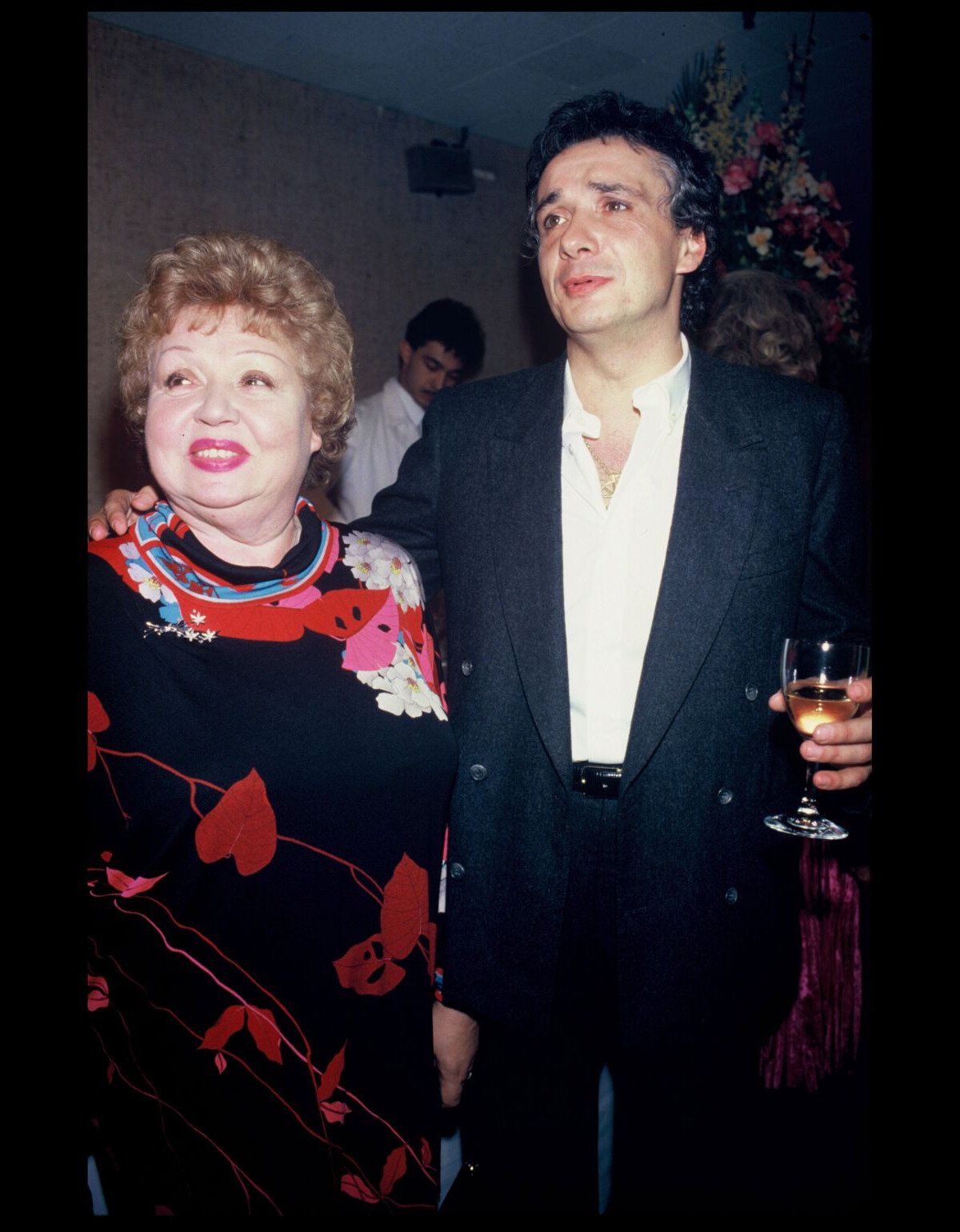 Photo : Michael Sardou et sa mère Jackie Sardou dans les années 80 à Paris.  - Purepeople