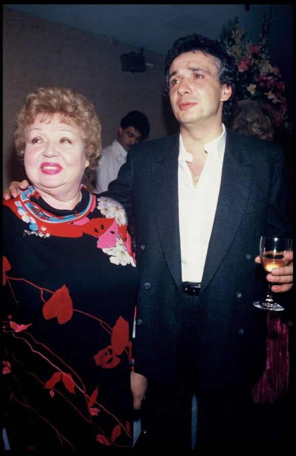 Michael Sardou et sa mère Jackie Sardou dans les années 80 à Paris.
