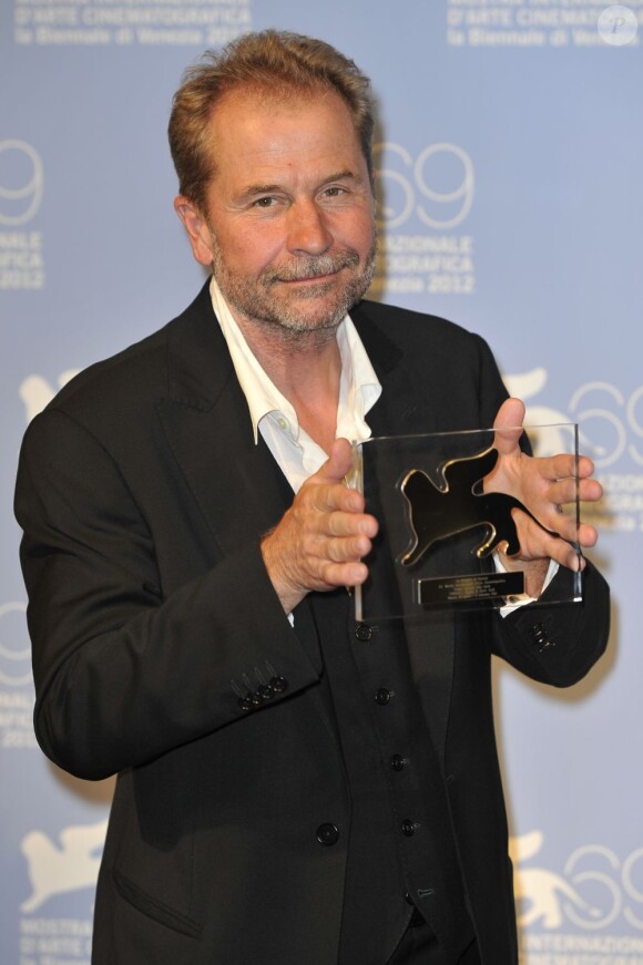 Le réalisateur Ulrich Seidl et le prix spécial du jury  pour Paradies le 8 septembre 2012 lors de la Mostra de Venise