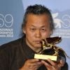 Le réalisateur sud-coréen Kim Ki-duk et son Lion d'or pour Pieta le 8 septembre 2012 lors de la Mostra de Venise
