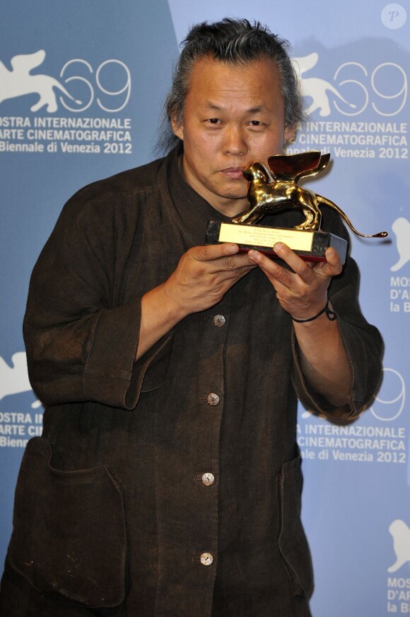 Le réalisateur sud-coréen Kim Ki-duk et son Lion d'or pour Pieta le 8 septembre 2012 lors de la Mostra de Venise