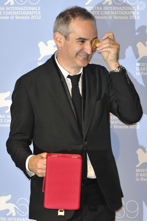 Le réalisateur français Olivier Assayas et son prix du meilleur scénario pour Après mai le 8 septembre 2012 lors de la Mostra de Venise