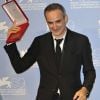 Le réalisateur Olivier Assayas et son prix du meilleur scénario pour Après mai, le 8 septembre 2012 lors de la Mostra de Venise