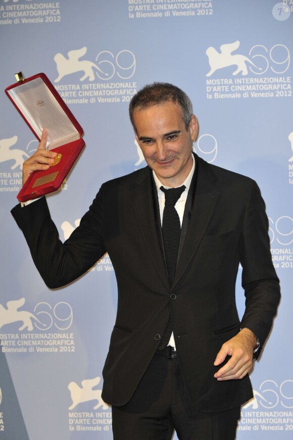 Le réalisateur Olivier Assayas et son prix du meilleur scénario pour Après mai, le 8 septembre 2012 lors de la Mostra de Venise