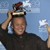 Le réalisateur Kim Ki-duk et son Lion d'or pour Pieta le 8 septembre 2012 lors de la Mostra de Venise