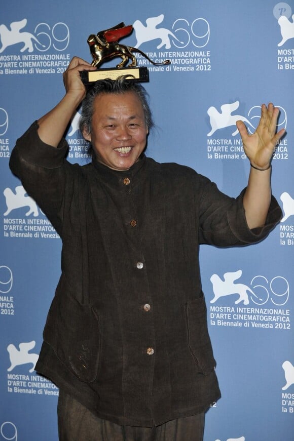 Le réalisateur Kim Ki-duk et son Lion d'or pour Pieta le 8 septembre 2012 lors de la Mostra de Venise
