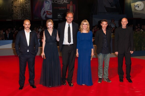 L'équipe du film L'Homme qui rit, lors de la cérémonie de clôture de la 69e Mostra de Venise le 8 septembre 2012