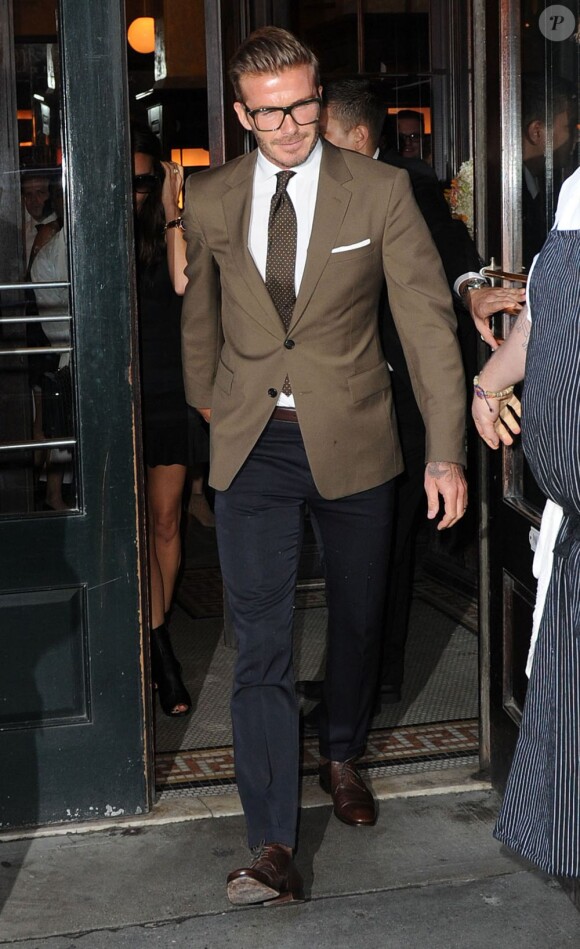 David Beckham, très élégant, quitte le restaurant Balthazar suivi par sa femme Victoria Beckham. New York, le 9 septembre 2012.