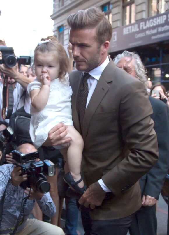 David Beckham avec sa fille Harper dans les bras, arrivent au restaurant Balthazar pour un déjeuner en famille, quelques heures avant le défilé de Victoria Beckham. New York, le 9 septembre 2012.